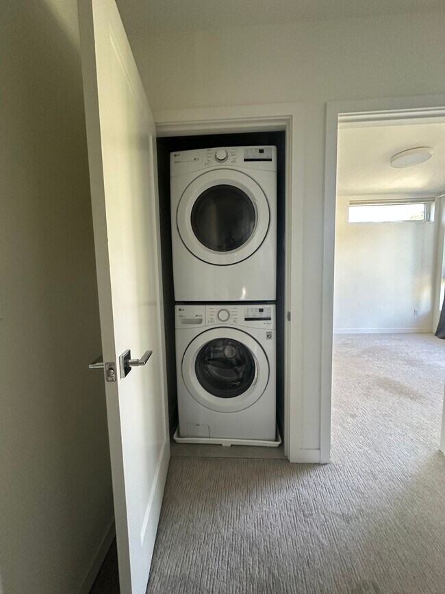 Building Photo - Capitol Hill Townhome