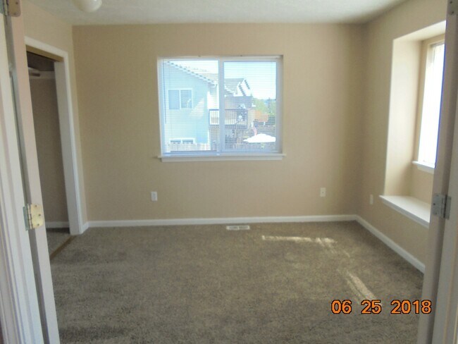 Building Photo - 467 NW Meadows Dr