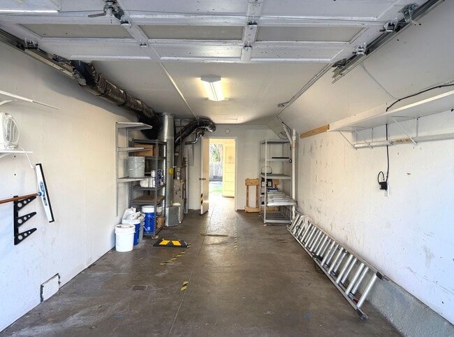Building Photo - UPDATED BRIGHT 1500/ft 3BR/2BR+Bonus+1GR H...