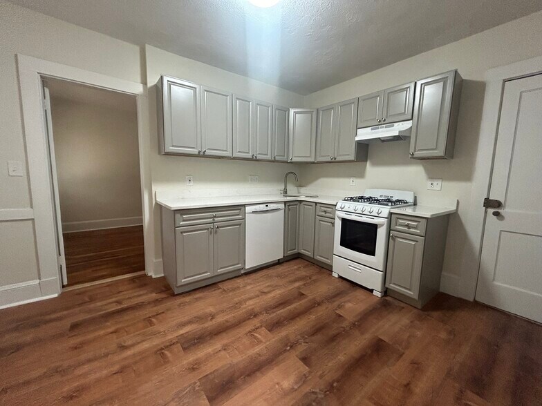 Building Photo - 8 Lakeville Rd