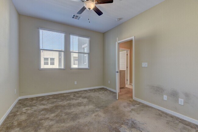 Building Photo - Gorgeous Condo! MUST SEE!!!