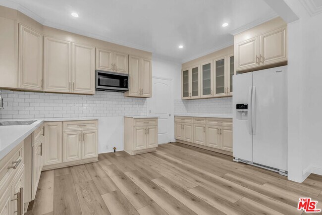 Building Photo - 261 W 43rd Pl