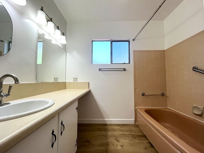 Building Photo - 3 bed, 2 bath located in Riverside!