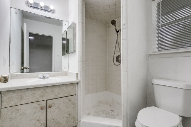 Building Photo - 528-S