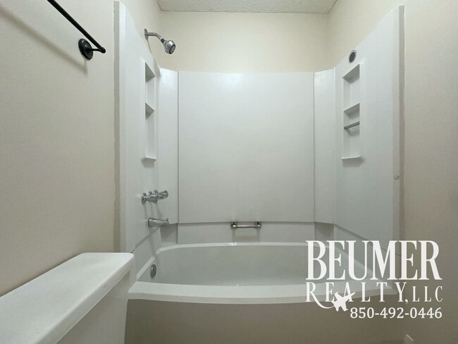 Building Photo - 2bd/2ba Condo in Prime Location on Scenic Highway