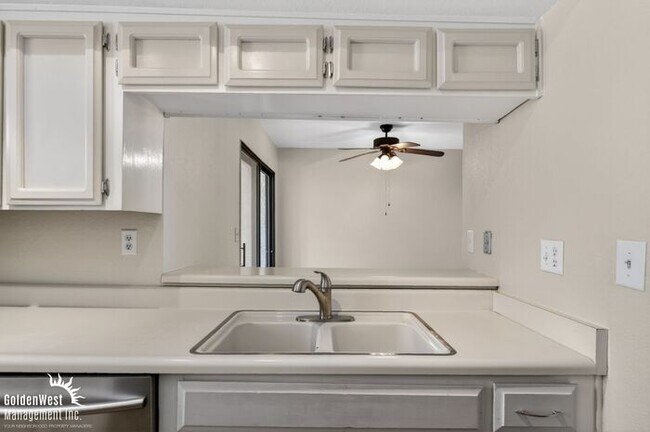 Building Photo - Bright and Modern 1Bdm 1Ba Condo Near Downtown Scottsdale!