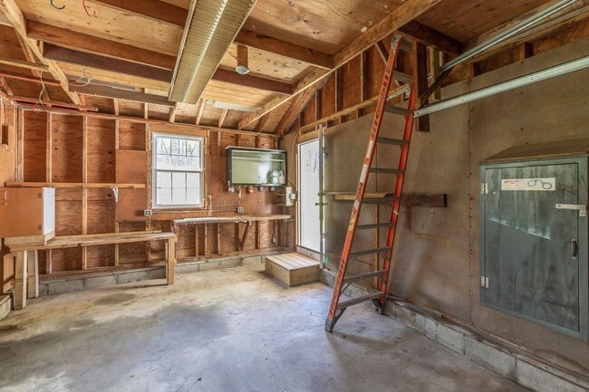 Building Photo - Renovated Ranch 3 BR/1BA/1 car garage w Fu...