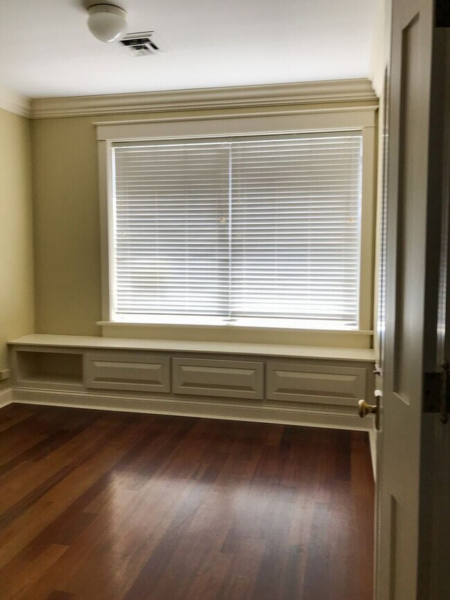 Building Photo - Upscale Luxury Downtown Apartment
