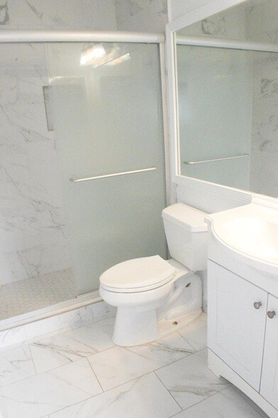 Building Photo - 905 Riverside Dr