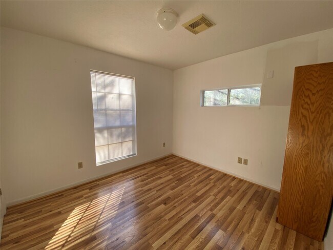Building Photo - 24501 Pine Oaks Ct