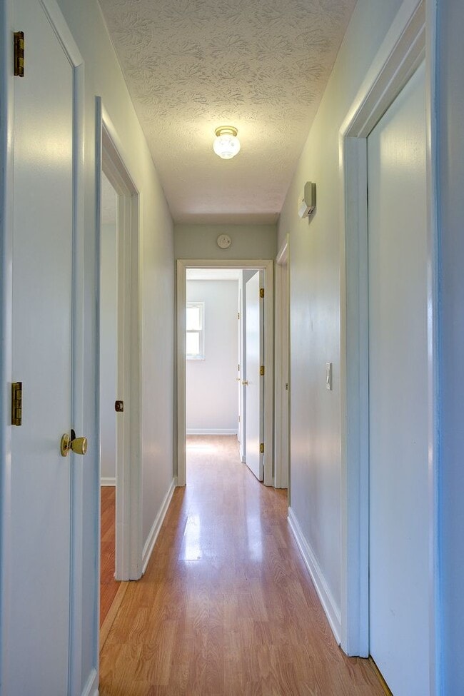 Building Photo - Very nice 4 bed 3 and a half bath home close to Boone Lake