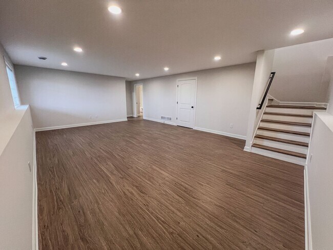 Building Photo - 3 Bedroom Lookout