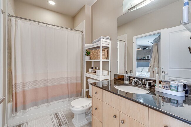 Building Photo - Modern Condo in Old Town Alexandria