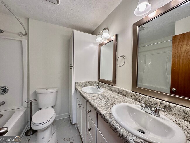 Building Photo - 5506 Woodland Dr