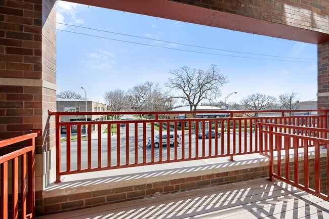 Building Photo - 1610 N Normandy Ave