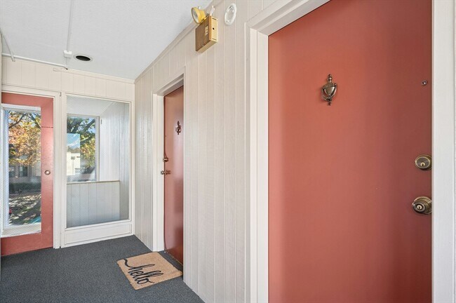 Building Photo - 10 Shrewsbury Green Dr