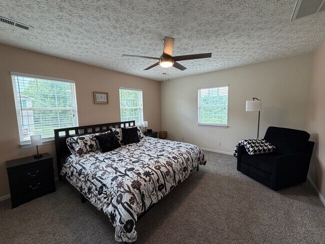 Building Photo - Fully Furnished Short Term Rental!