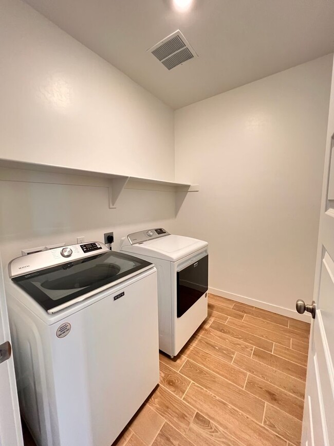 Building Photo - Northwest Bakersfield