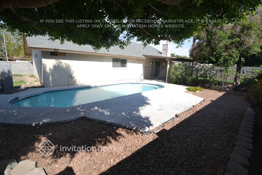 Building Photo - 704 N Oracle Cir