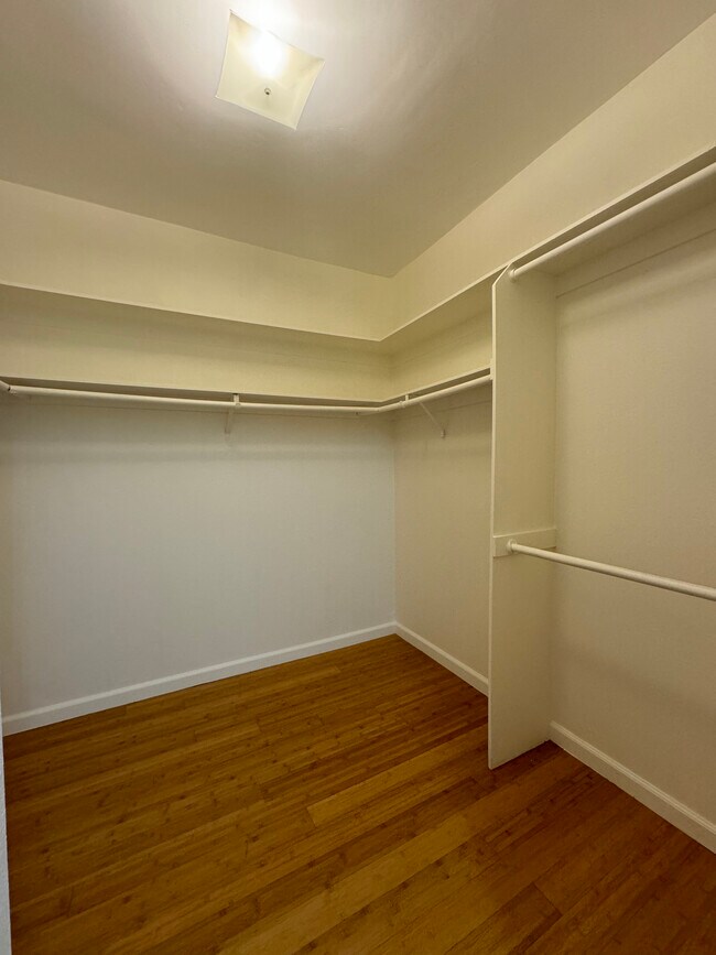 Building Photo - 321 S San Vicente Blvd