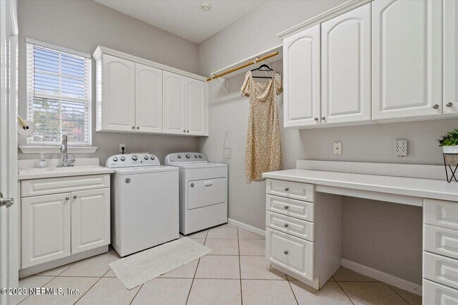 Building Photo - 3826 Reedpond Dr N