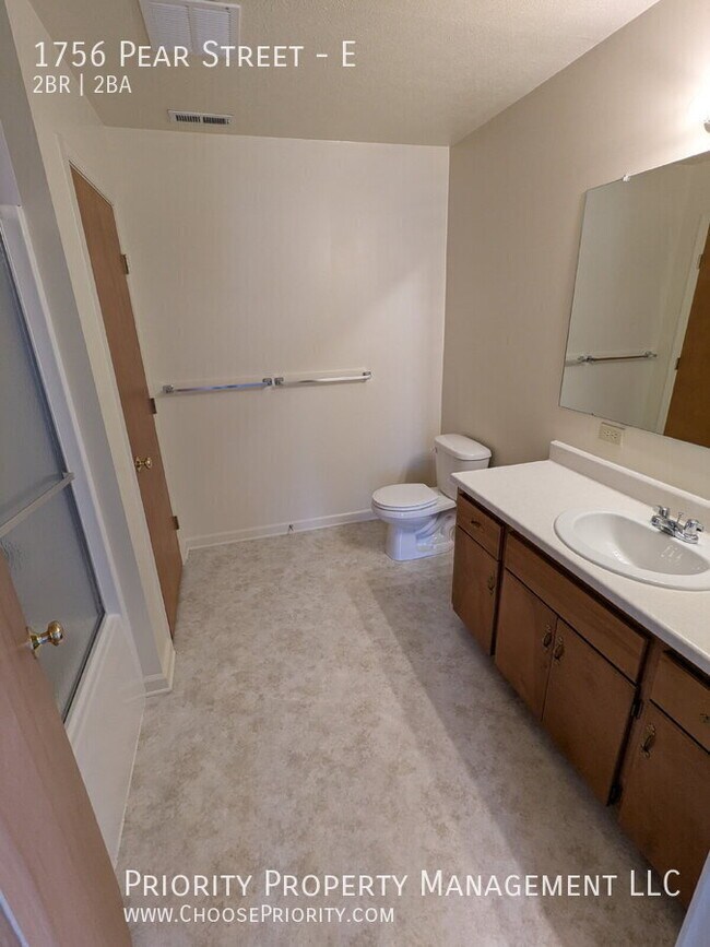 Building Photo - 1756 Pear St