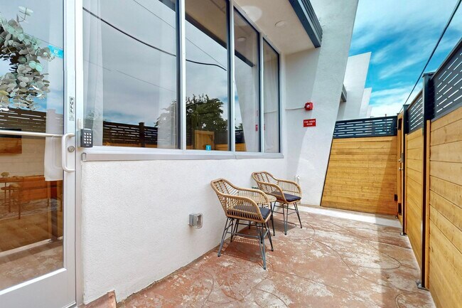 Building Photo - 223 Sierra Dr SE