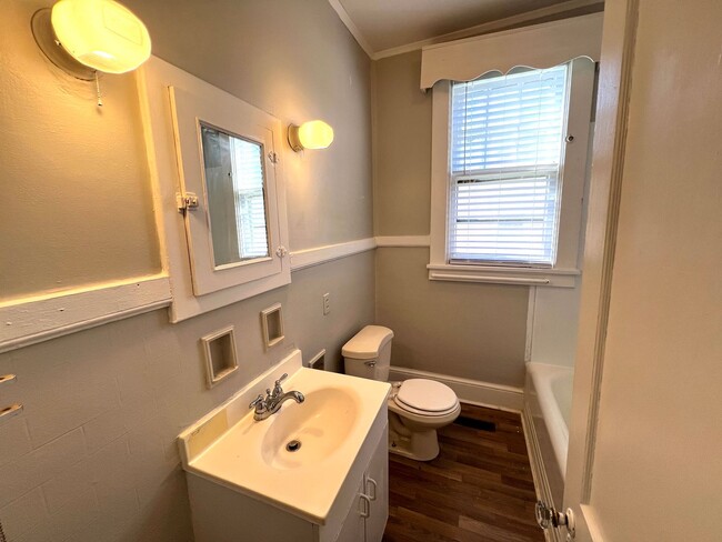 Building Photo - Newly Renovated 3 Bedroom Home in Lawrence...