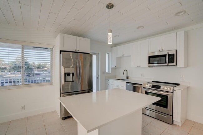 Building Photo - 1650 N Riverside Dr