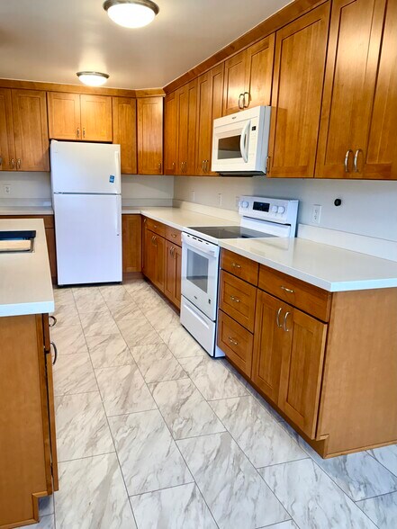 Oven and dishwasher new in 2025 - 10734 35th Ave NE