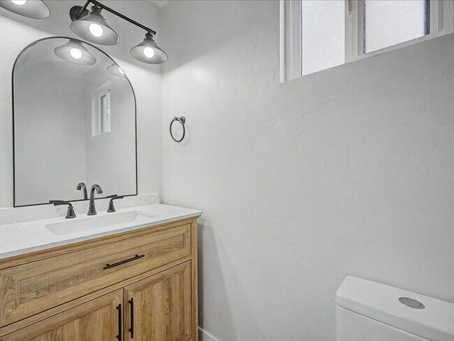 Building Photo - Beautiful & Spacious Home with Modern Upgrades & Community Amenities