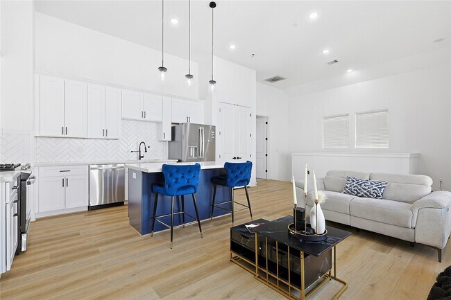 Building Photo - 107 W Whitney St