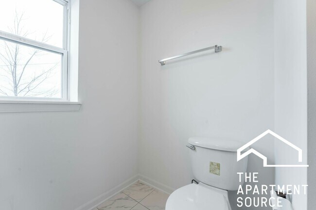 Building Photo - 1544 W Glenlake Ave