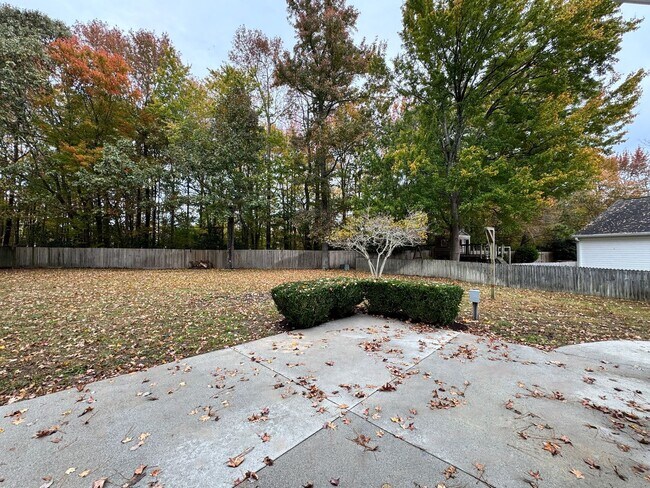 Building Photo - Ready NOW! A 4/2.5 in Glenwood! A Pet Frie...