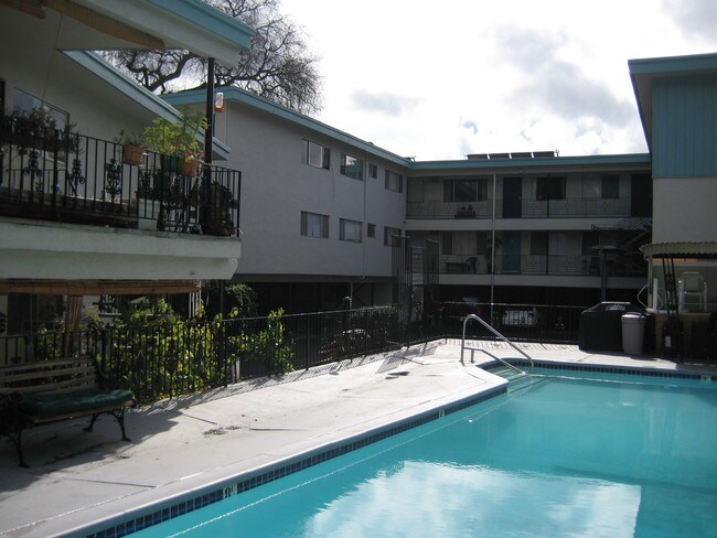 Primary Photo - La Casa Del Rio Apartments