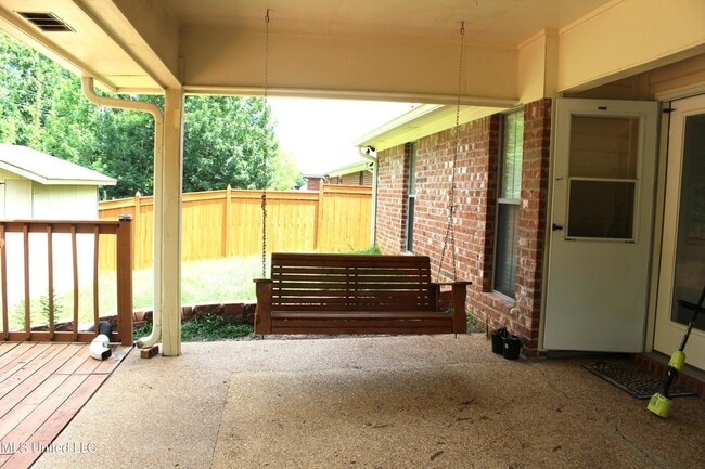 Building Photo - 900 Clubhouse Dr