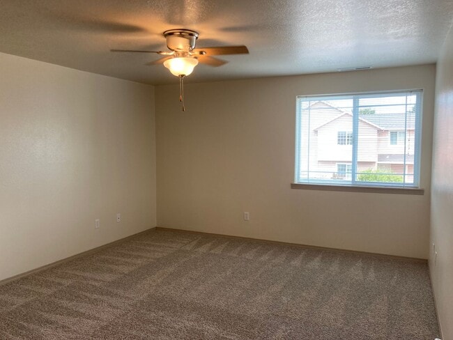 Building Photo - Three Bedroom Duplex in Keizer, Landcaping...
