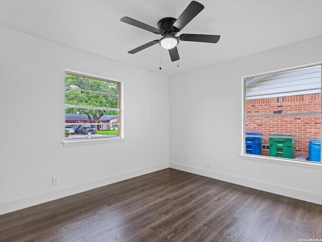 Building Photo - 5026 Lakewood Dr
