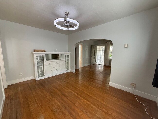 Building Photo - Cozy 2 bed 1 bath available now!