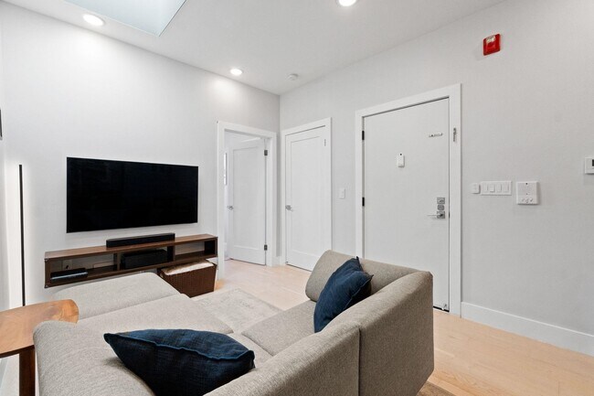 Building Photo - 406 Madison St