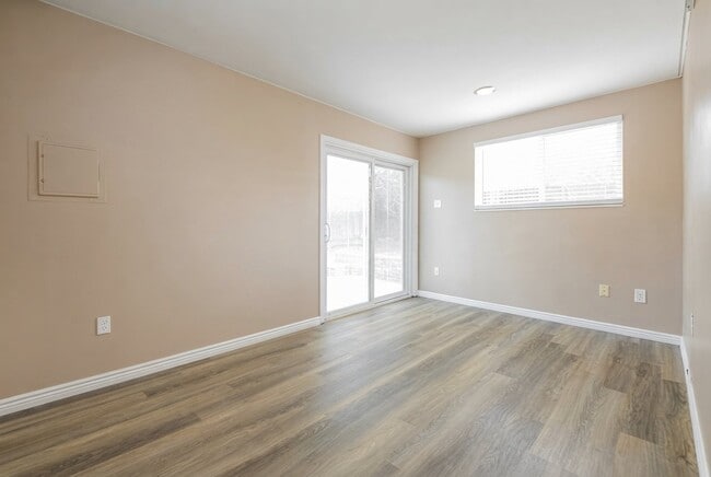 Building Photo - 1690 Roud