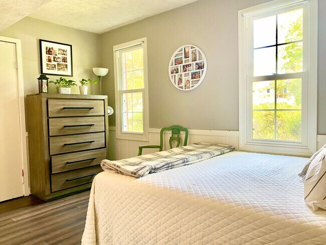Building Photo - Amazing 4 Bedroom 2 Bathroom! Large Lot!  ...