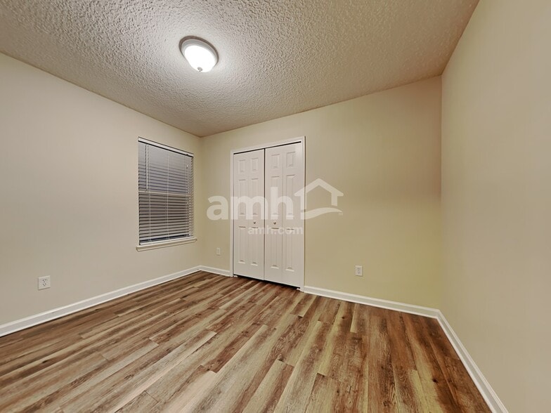 Building Photo - 2884 Alaskan Way