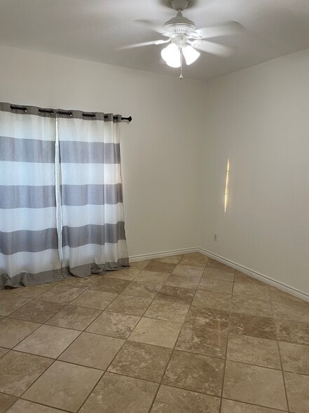 Building Photo - 737 Robin Ln