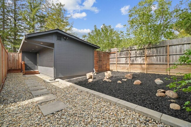 Building Photo - 789 Cañada Rd