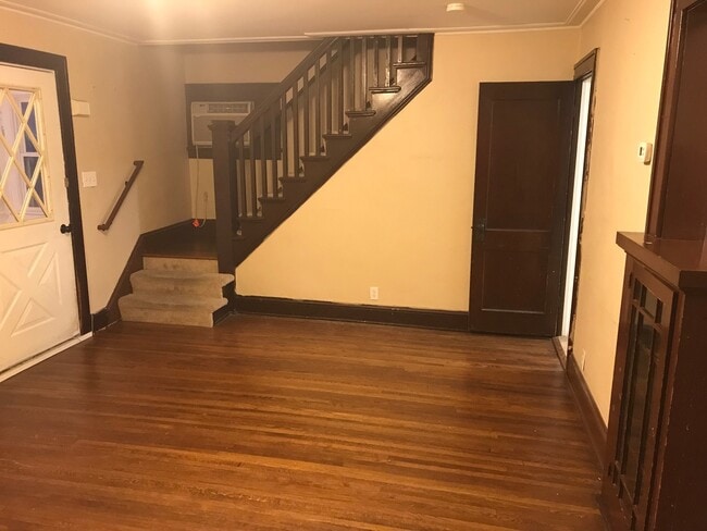 Building Photo - Charming 3 bedroom 1 bath in University/Lexington neighborhood!