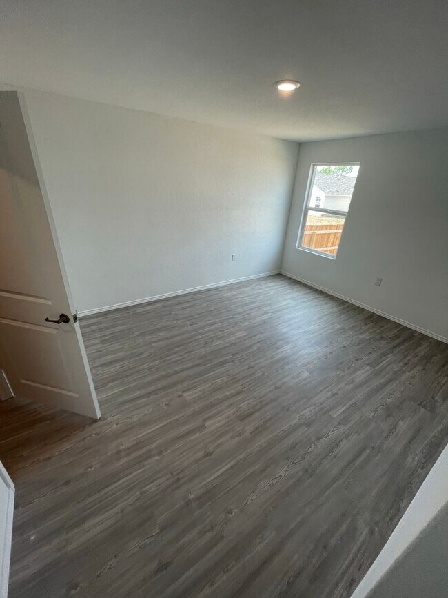 Building Photo - For Rent: Modern 3 Bed | 2 Bath | 2-Car Garage Home in Mission del Lago Community