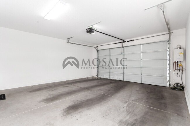 Building Photo - 680 E Ginko Ave