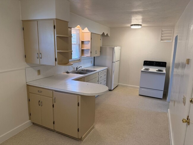 Building Photo - 2 bed, 1 bath house in Springfield
