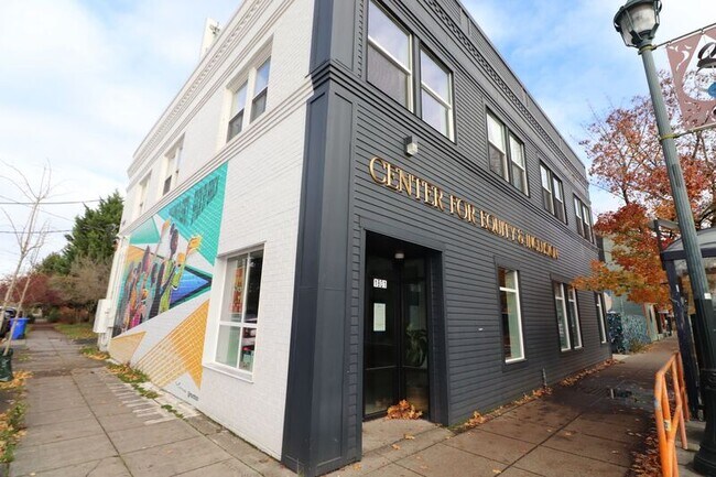 Building Photo - 5027 NE 19th Ave